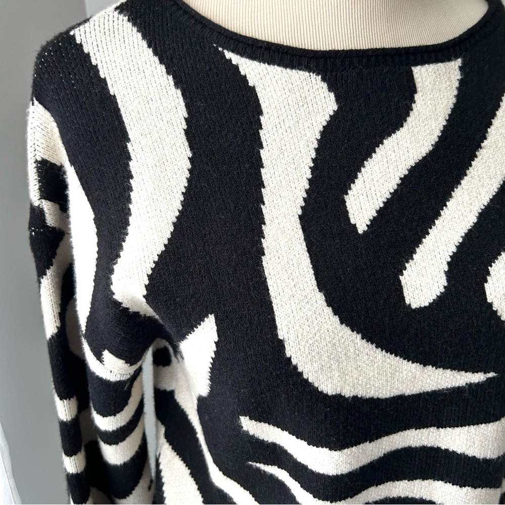 🍒NWT Women’s CYRUS Black/Cream Sweater with Zebra Pattern. Size: Extra Small - Picture 3 of 14